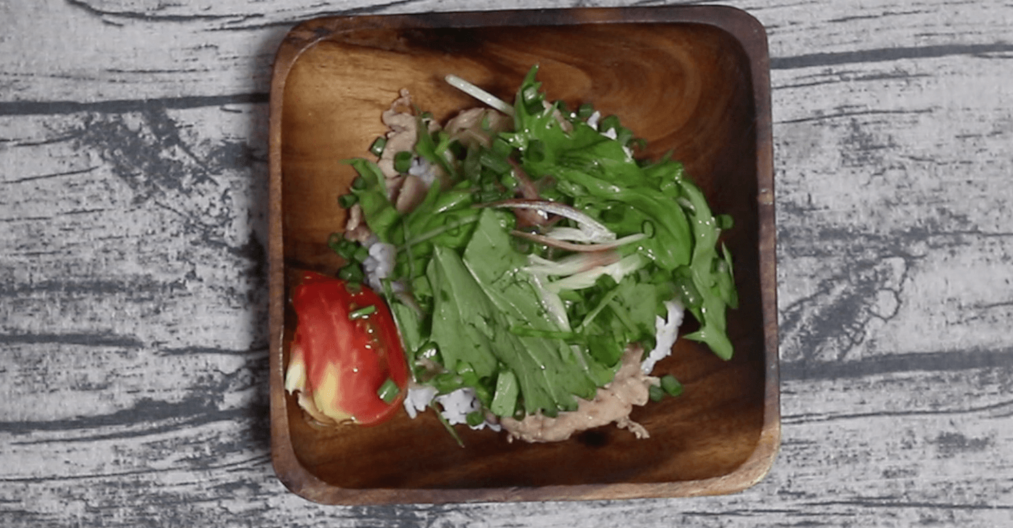 豚こま肉→水菜→ミョウガ→小口ネギの順に、お皿に盛り付ける