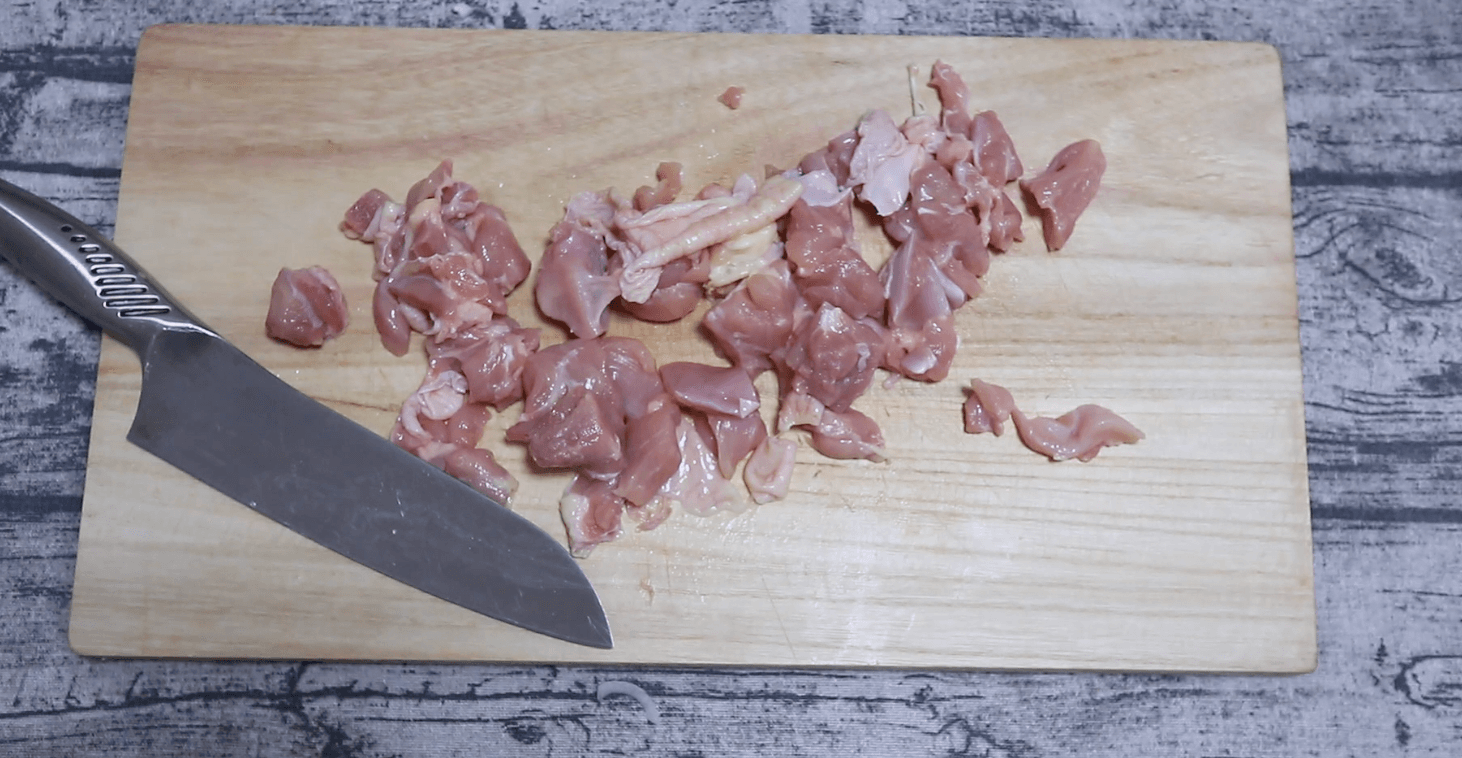 鶏もも肉を一口大に切ります。
