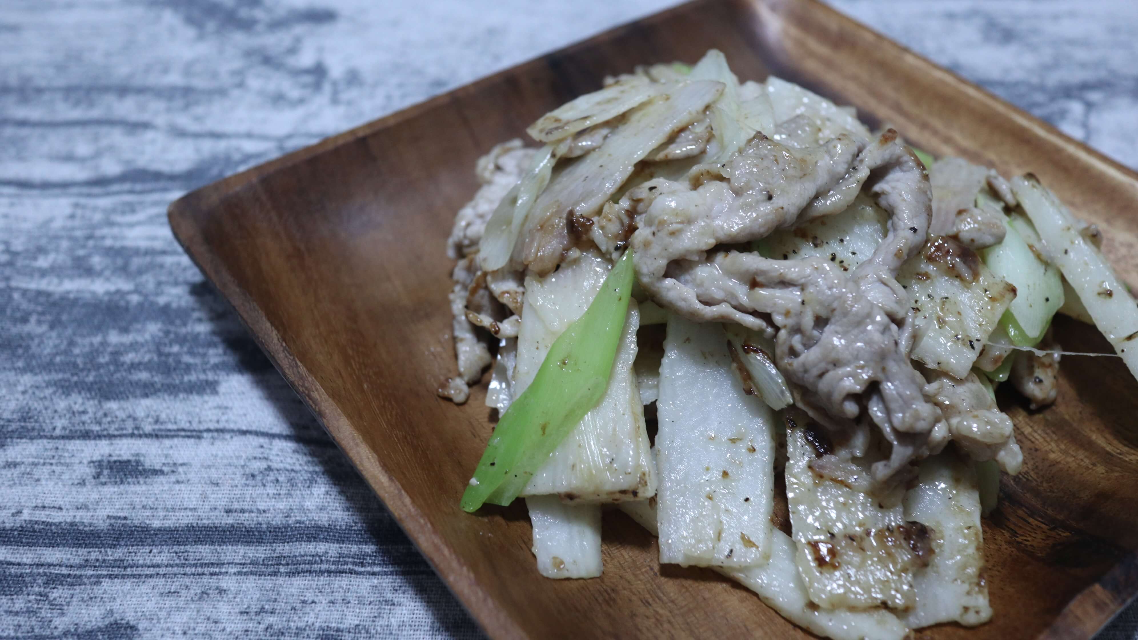 豚こま切れ肉と長芋・長ネギの塩味シャキッと炒めの完成