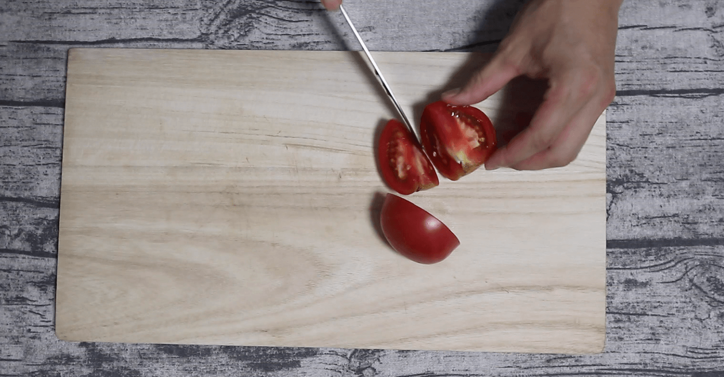 トマトを一口大に切る