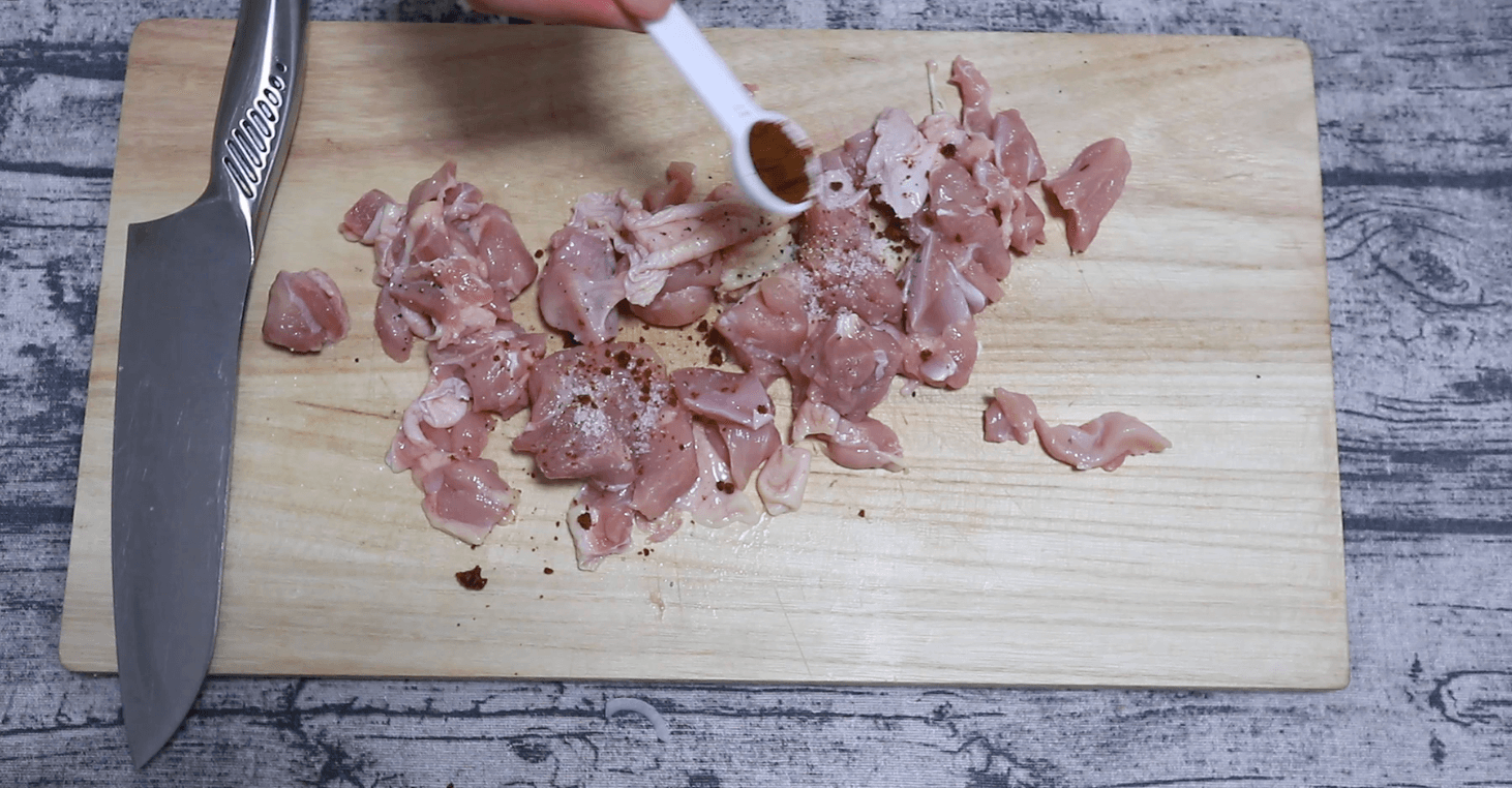 鶏もも肉にカレー粉をまぶす